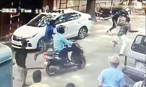 கோர்ட்டில் ஆஜராகிவிட்டு வந்த 2 வாலிபர்களை ஓட ஓட விரட்டி வெட்டிய கும்பல்