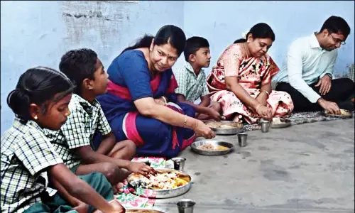 காலை உணவு சாப்பிடவிடாமல் தடுத்த விவகாரம்: ஊராட்சி ஒன்றிய தொடக்கப்பள்ளியில் கனிமொழி எம்.பி. நேரில் விசாரணை காலை உணவு சாப்பிடவிடாமல் தடுத்த விவகாரம்: ஊராட்சி ஒன்றிய தொடக்கப்பள்ளியில் கனிமொழி எம்.பி. நேரில் விசாரணை