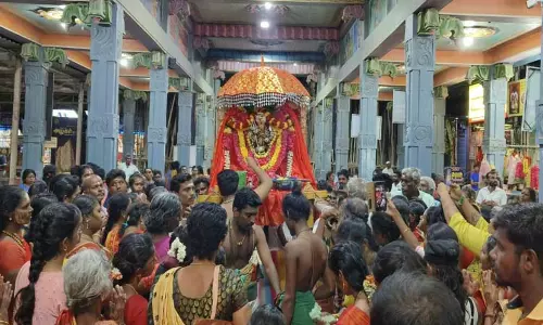 குலசேகரன்பட்டினத்தில் முத்தாரம்மன் சப்பர வீதி உலா