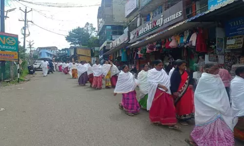 தேயிலைக்கு உரிய விலை வேண்டி 13-வது நாளாக விவசாயிகள் போராட்டம்-ஆதரவு தெரிவித்து வியாபாரிகள் கடையடைப்பு