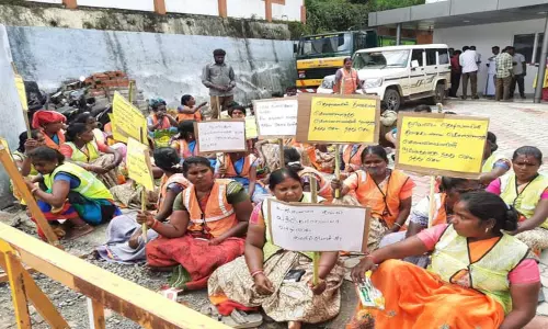 நிலுவை சம்பளம் உள்ளிட்ட பணப் பலன்கள் வழங்கக்கோரிநகராட்சி அலுவலகம் முன்பு தூய்மை பணியாளர்கள் போராட்டம்-ஆர்.டி.ஓ. தலைமையில் நடந்த பேச்சுவார்த்தையில் உடன்பாடு
