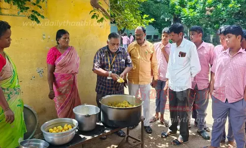 தர்மபுரி குமாரசாமிப்பேட்டைஅரசு பள்ளி சத்துணவு மையத்தில் அதிகாரிகள் ஆய்வு