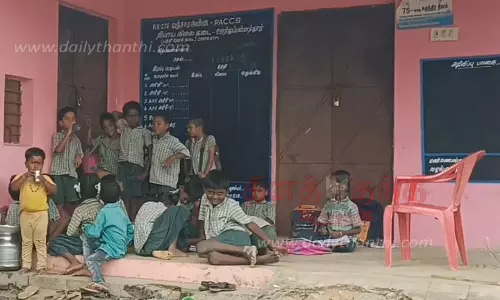 ஏரியூர் அருகே வகுப்பறைக்குள் வரும் விஷ பூச்சிகள்:ரேஷன் கடை வராண்டாவில் படிக்கும் மாணவர்கள்அரசு பள்ளியின் அவலம் மாறுமா? பெற்றோர் எதிர்பார்ப்பு ஏரியூர் அருகே வகுப்பறைக்குள் வரும் விஷ பூச்சிகள்:ரேஷன் கடை வராண்டாவில் படிக்கும் மாணவர்கள்அரசு பள்ளியின் அவலம் மாறுமா? பெற்றோர் எதிர்பார்ப்பு