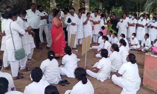 ஒப்பந்த செவிலியர்கள் திரண்டதால் பரபரப்பு