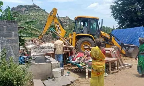 ஏரிக்கரை மீது ஆக்கிரமித்து கட்டப்பட்ட வீடு அகற்றம்