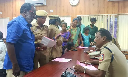 கருவை கலைக்க வற்புறுத்துவதாக போலீஸ்காரர் மீது மனைவி புகார் கருவை கலைக்க வற்புறுத்துவதாக போலீஸ்காரர் மீது மனைவி புகார்