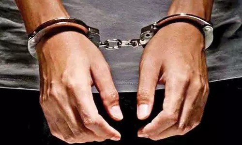 தொழிலாளியை தாக்கியவர் கைது