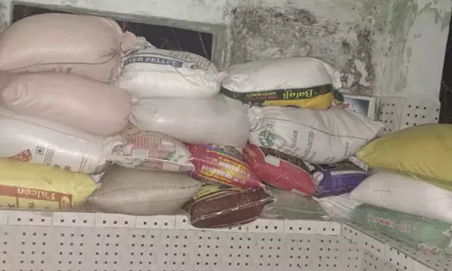 ஆந்திராவுக்கு கடத்த இருந்த ரேஷன் அரிசி பறிமுதல் ஆந்திராவுக்கு கடத்த இருந்த ரேஷன் அரிசி பறிமுதல்