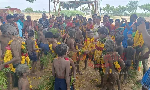 களிமண் சேறுபூசி சிறுவர்கள் நேர்த்திக்கடன்