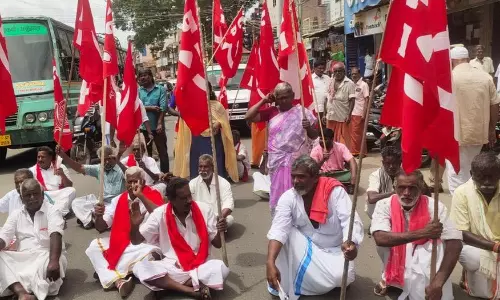 இந்திய கம்யூனிஸ்டு கட்சியினர் சாலை மறியல்