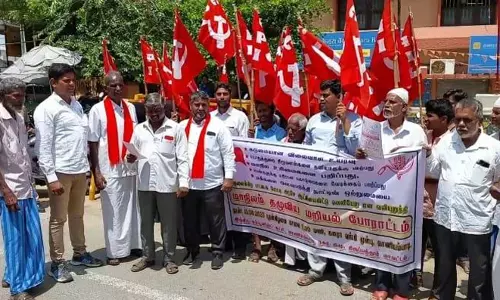 கம்யூனிஸ்டு கட்சியினர் சாலை மறியல்