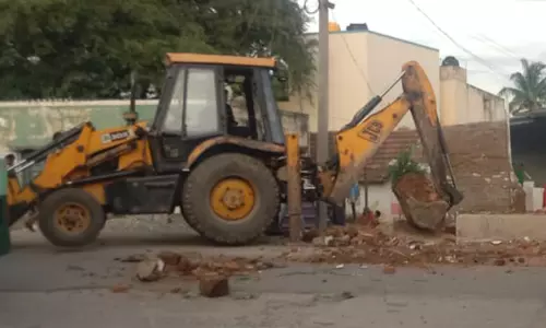 கால்வாய் சீரமைக்கும் பணிக்காக ஆக்கிரமிப்புகள் அகற்றம்