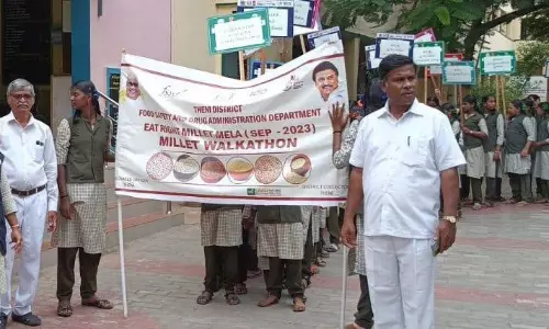 சிறுதானியங்களின் பயன்கள் குறித்த விழிப்புணர்வு ஊர்வலம் சிறுதானியங்களின் பயன்கள் குறித்த விழிப்புணர்வு ஊர்வலம்