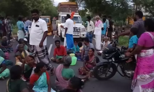 தண்ணீர் பந்தலை சூறையாடியவர்கள் மீது நடவடிக்கை எடுக்கக்கோரி மறியல்