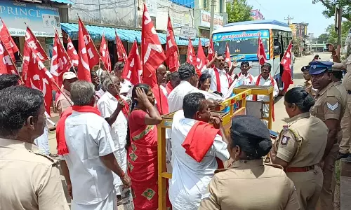 மத்திய அரசை கண்டித்து வங்கிகள் முற்றுகை-மறியல்