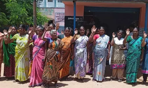 கலைஞர் மகளிர் உரிமைத் தொகை வழங்கக்கோரி ரேஷன் கடை முற்றுகை