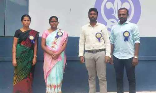 கோரிக்கை அட்டை அணிந்து பணியாற்றிய அரசு பள்ளி இடைநிலை ஆசிரியர்கள்