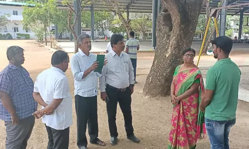 ஊஞ்சல் ஆடியபோது தவறி விழுந்து மாணவன் படுகாயம்