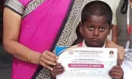 மாநில அளவிலான நீச்சல் போட்டியில் எஸ்.வி.ஆர். பள்ளி மாணவர் முதலிடம்