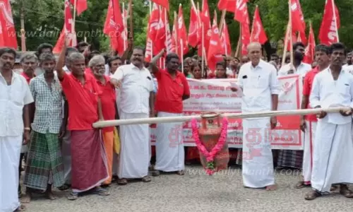 சாலை மறியல்; கம்யூனிஸ்டு கட்சியினர் கைது