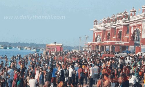 சர்வ அமாவாசை: ராமேஸ்வரம் அக்னி தீர்த்த கடலில் புனித நீராடி பக்தர்கள் வழிபாடு சர்வ அமாவாசை: ராமேஸ்வரம் அக்னி தீர்த்த கடலில் புனித நீராடி பக்தர்கள் வழிபாடு