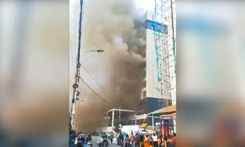 சென்னை வேளச்சேரியில் 9 அடுக்குமாடி கட்டிடத்தில் தீ விபத்து - 3 மணி நேரம் போராடி அணைத்தனர்