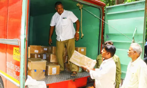 12 ஆயிரம் பேருக்கு வண்ண வாக்காளர் அட்டை வினியோகம்