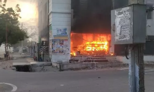 பேக்கரியில் பயங்கர தீ விபத்து