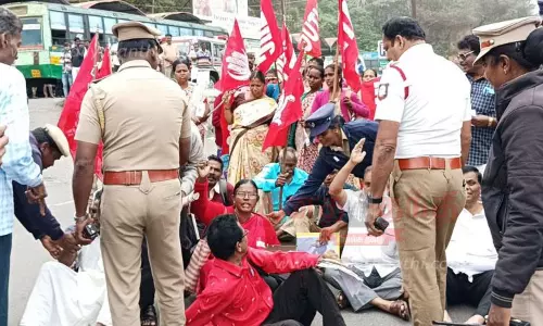 இந்திய கம்யூனிஸ்டு கட்சியினர் சாலை மறியல்