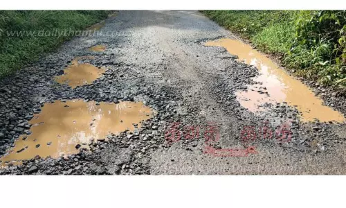 மழைநீர் தேங்கும் சாலையால் மலைவாழ் மக்கள் அவதி