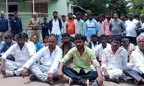 வனத்துறை அலுவலகத்தை கிராம மக்கள் முற்றுகை