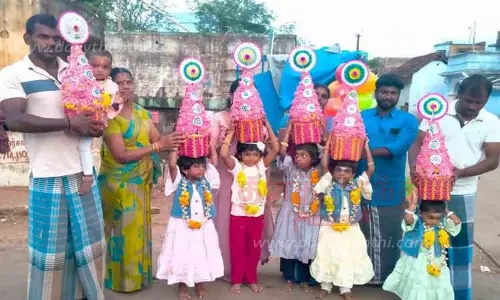 கோவில் விழாவில் பூப்பெட்டி ஊர்வலம் கோவில் விழாவில் பூப்பெட்டி ஊர்வலம்