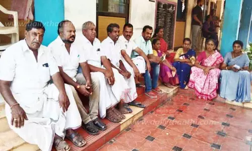 அ.தி.மு.க., பா.ஜனதா கவுன்சிலர்கள் தர்ணா போராட்டம்