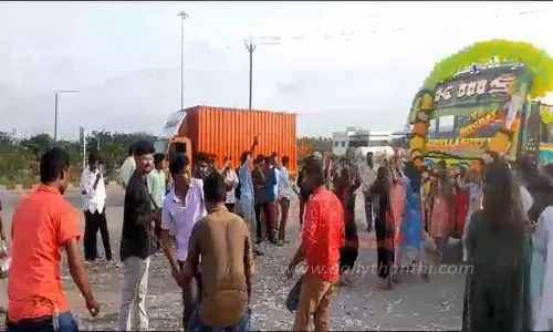 கல்லூரி மாணவ-மாணவிகள் குத்தாட்டம்