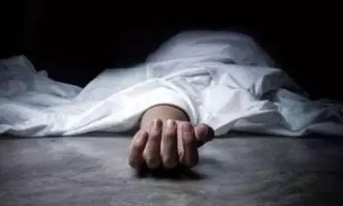 மோட்டார் சைக்கிள் மீது கார் மோதி மீன் வியாபாரி பலி