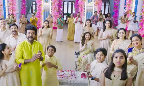 அன்னை அன்பு முகத்தில் ஆண்டவனை கண்டிடலாம்.. வெளியானது சந்திரமுகி-2 பாடல் அன்னை அன்பு முகத்தில் ஆண்டவனை கண்டிடலாம்.. வெளியானது சந்திரமுகி-2 பாடல்