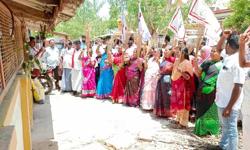 நாம் தமிழர் கட்சி பிரமுகரின் வீட்டை மாதர் சங்கத்தினர் முற்றுகை