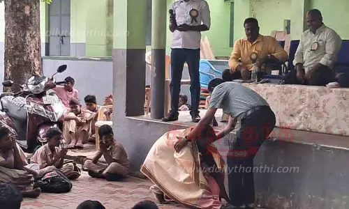 பயிற்றுவித்த ஆசிரியர் காலில் விழுந்த சிறப்பு விருந்தினர்