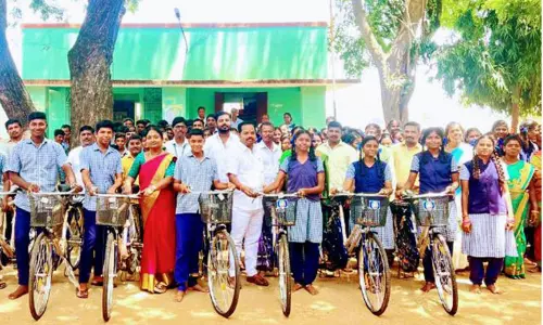 பள்ளி மாணவர்களுக்கு விலையில்லா சைக்கிள் பள்ளி மாணவர்களுக்கு விலையில்லா சைக்கிள்