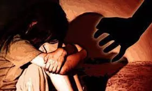 பள்ளி மாணவியை காரில் கடத்தி பாலியல் தொல்லை