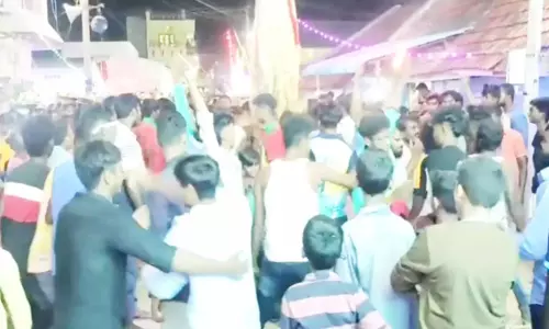 முதல் மரியாதை செய்வதில் மோதல்; கோவில் திருவிழா பாதியில் நிறுத்தம்