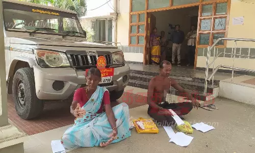 தாசில்தார் வாகனம் முன்பு அமர்ந்துதாய், மகன் தர்ணா போராட்டம்