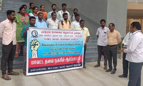 நில அளவை அலுவலர்கள் சங்கத்தினர் ஆர்ப்பாட்டம்