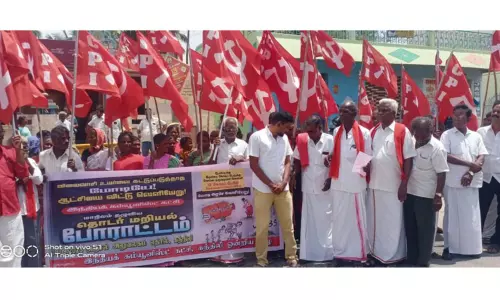 கம்யூனிஸ்டு கட்சியினர் மறியல் போராட்டம்