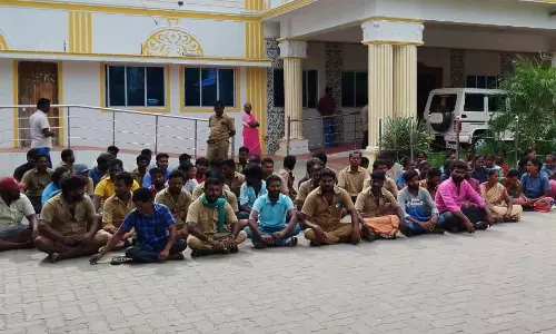 நகராட்சி அலுவலகத்தில் துப்புரவு பணியாளர்கள் தர்ணா