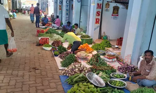 வெறிச்சோடிய மார்க்கெட் வெறிச்சோடிய மார்க்கெட்