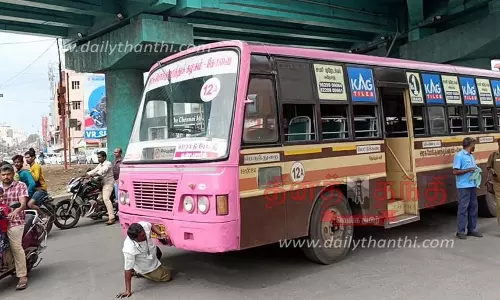 ஈரோடு அரசு ஆஸ்பத்திரி ரவுண்டானாவில் பழுதாகி நின்ற அரசு பஸ்சால் போக்குவரத்து நெரிசல்