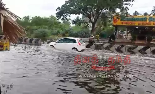 பெருந்துறையில் ஒரே நாளில் 42 மி.மீ. மழை: குளம் போல தேங்கி நிற்கும்தண்ணீரால் தத்தளிக்கும் வாகனங்கள்- நிரந்தர தீர்வு காண பொதுமக்கள் கோரிக்கை