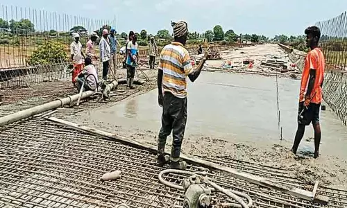 மாகரல்- வெங்கச்சேரி இடையே ரூ.23½ கோடி செலவில் புதிய மேம்பாலம் கட்டும் பணி தீவிரம்