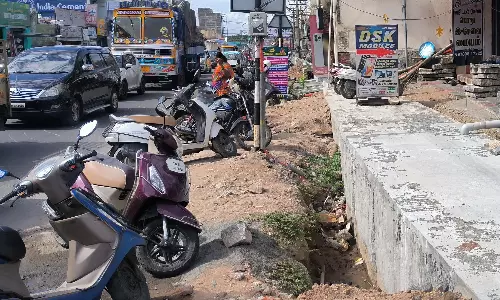 ஆமை வேகத்தில் நடைபெறுவதால்  பொதுமக்கள் அதிருப்தி